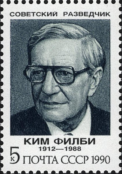 radziecki znaczek pocztowy z 1990 roku przedstawiający kima philby'ego. u góry napis “agent radziecki”, na dole “kim philby 1912-1988”, nominał (5 kopiejek) i wydawca “poczta zsrr 1990”.