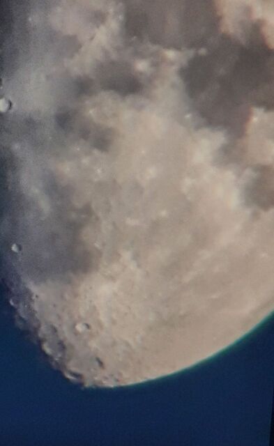 Księżyc w dużym powiększeniu. Na granicy światła i cienia widoczne kratery