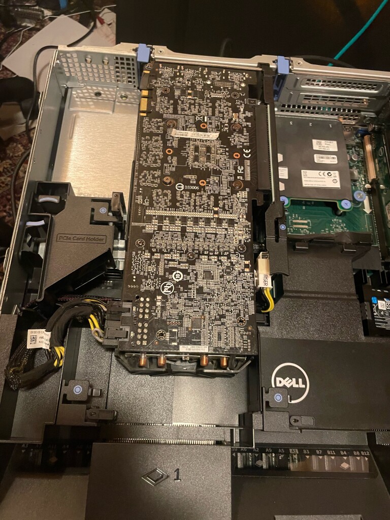 Wnętrze serwera Dell z zamontowaną kartą GPU