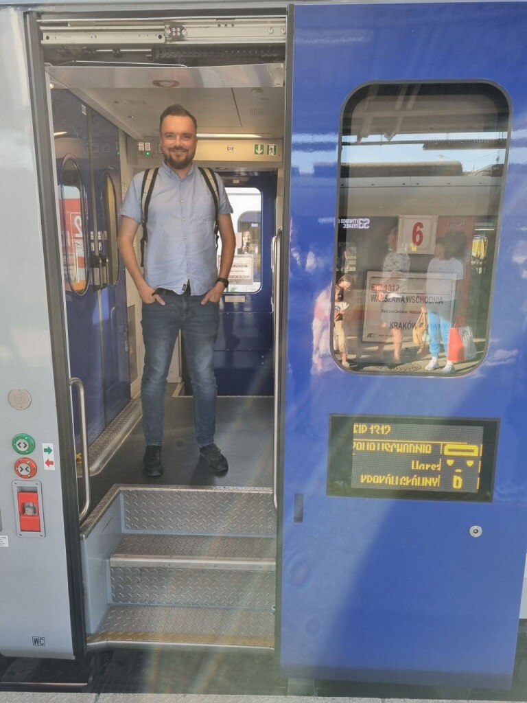 Piotr wraca pociągiem do Krakowa, siedziby naszej fundcji