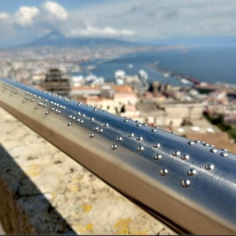 Photograph: A castle in Italy has braille etched in the railing that describes the view for blind people🤎