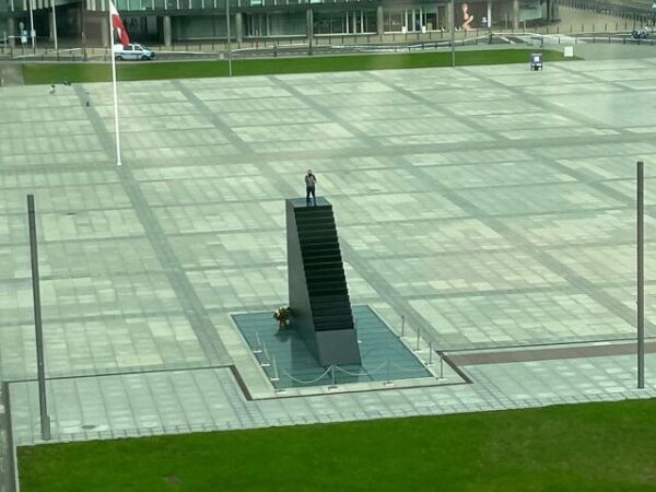 Niezidentyfikowany mężczyzna  na Pomniku Ofiar Tragedii Smoleńskiej