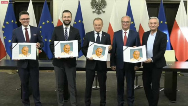 Koalicjanci (Hołownia, Kosiniak-Kamysz, Tusk, Czarzasty, Biedroń) trzymają portrety wielkiego Polaka, papieża Jana Pawła II