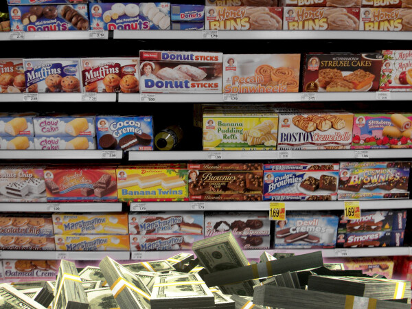 A grocery display of junk food. At its base is a pile of wrapped $100 bills.


Image:
Flying Logos (modified)
https://commons.wikimedia.org/wiki/File:Over_$1,000,000_dollars_in_USD_$100_bill_stacks.png

CC BY-SA 4.0
https://creativecommons.org/licenses/by-sa/4.0/deed.en