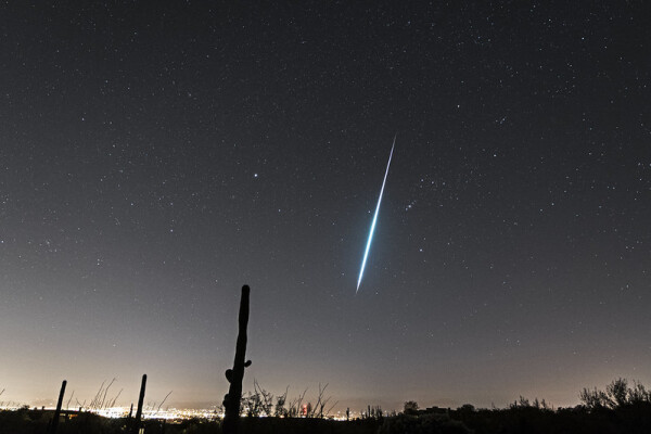 A brilliant Geminid meteor pierces the Arizona night sky. Credit: Eliot Herman. 