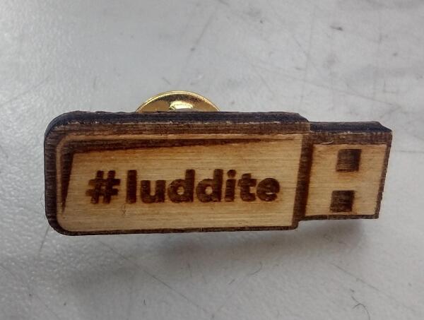 Przypinka ze sklejki z napisem #luddite